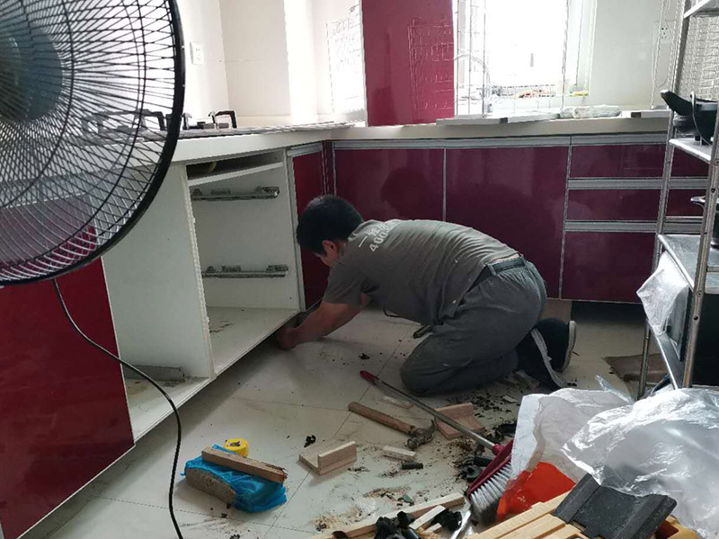 廚房櫥柜門安裝維修：先要固定好頂軌，軌道前飾面與柜櫥表面在同一平面，上下軌平放在預(yù)留位置;然后把兩扇門裝入軌道內(nèi)，使用水平尺或直尺測量門體垂直度，調(diào)整上下軌位置并固定好;再次檢查門體是不是與兩側(cè)平行，我們可以通過調(diào)節(jié)底輪來調(diào)節(jié)門體，達到邊框與兩側(cè)水平;最后將防跳裝置固定好。