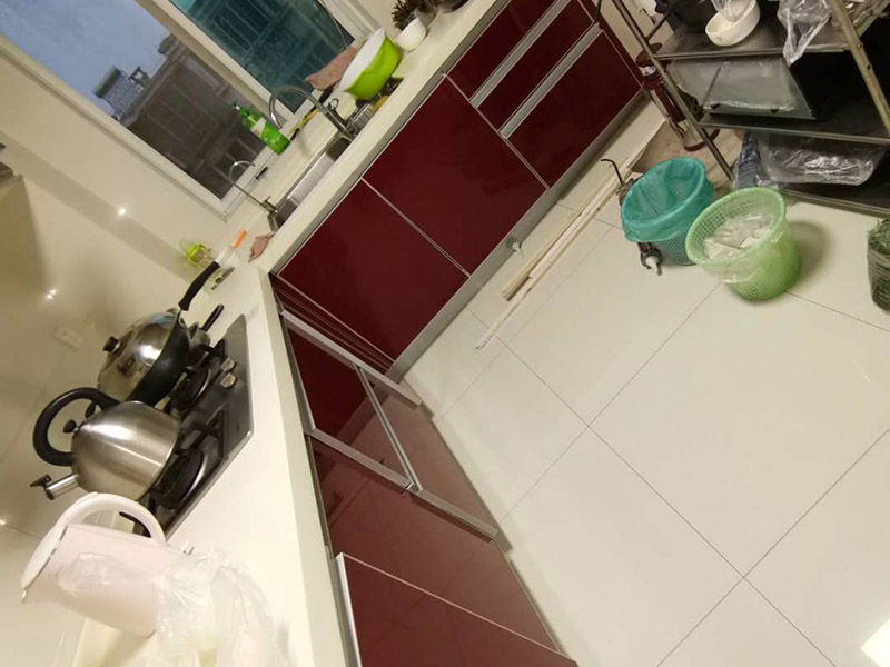 廚房櫥柜門安裝維修：先要固定好頂軌，軌道前飾面與柜櫥表面在同一平面，上下軌平放在預(yù)留位置;然后把兩扇門裝入軌道內(nèi)，使用水平尺或直尺測量門體垂直度，調(diào)整上下軌位置并固定好;再次檢查門體是不是與兩側(cè)平行，我們可以通過調(diào)節(jié)底輪來調(diào)節(jié)門體，達到邊框與兩側(cè)水平;最后將防跳裝置固定好。