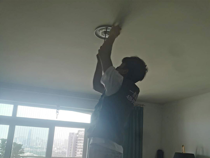 燈具安裝維修：打孔前確定安裝燈具的地方是橡膠板還是樓板，如果是帶孔的樓板，那么在打孔前注意選點(diǎn)，不要把孔打在樓板空的部位，否則安裝的燈具會(huì)不牢固；如果是橡膠板，只需量好尺寸即可。 燈要裝在正中央。如果是在客廳裝燈，可以通過借助電視機(jī)的中心點(diǎn)來確定燈具的安裝位置。 安裝燈具前必須依照安裝圖清點(diǎn)各種配件。配件缺失或是不吻合就無法安裝。 安裝時(shí)先確認(rèn)墻內(nèi)預(yù)埋的電線線路走向，不能在安裝時(shí)打到電線。一旦碰到線路，不僅無法順利安裝，還要對(duì)線路進(jìn)行維修。 安裝前檢查線路是否正常。