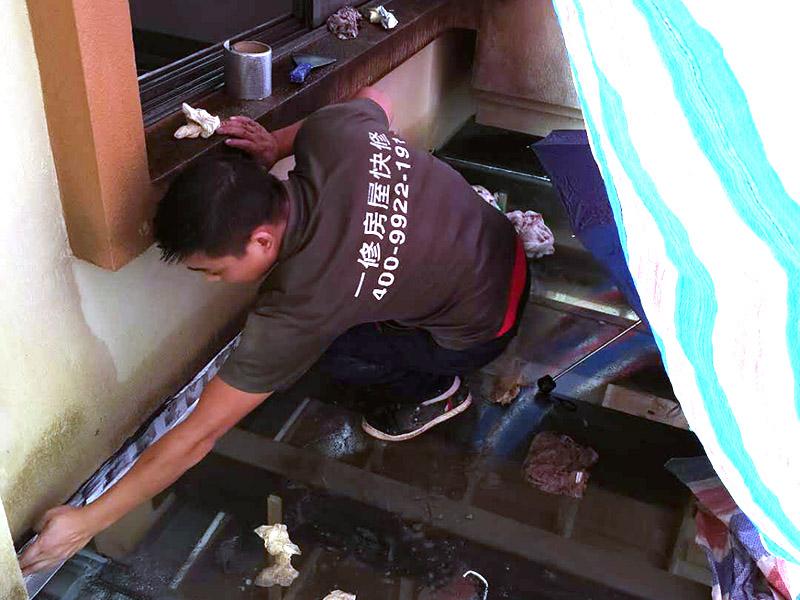 墻角局部防水施工：基面處理是基礎(chǔ)，基面處理是防水施工的關(guān)鍵，施工前須清理基面，以確保其堅(jiān)固、平整、干凈，無(wú)灰塵、油膩、蠟、脫模劑等以及其它碎屑物質(zhì)，如有孔隙、裂縫等缺陷的，須預(yù)先用水泥砂漿修補(bǔ)抹平，陰陽(yáng)角處應(yīng)抹成圓弧形。涂刷方法要注意，涂刷時(shí)力度均勻，注意不要漏刷;前后兩遍涂刷時(shí)保持垂直相交的角度，以充分覆蓋到位;單次涂刷不宜過(guò)厚，特別是管口和轉(zhuǎn)角處，不能超過(guò)1mm，防止干固后產(chǎn)生裂縫。