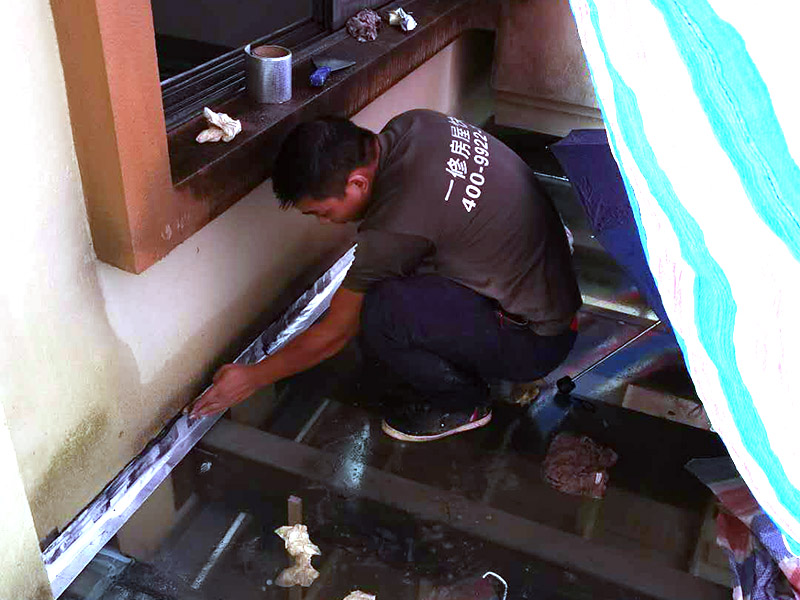 墻角局部防水施工：基面處理是基礎(chǔ)，基面處理是防水施工的關(guān)鍵，施工前須清理基面，以確保其堅(jiān)固、平整、干凈，無(wú)灰塵、油膩、蠟、脫模劑等以及其它碎屑物質(zhì)，如有孔隙、裂縫等缺陷的，須預(yù)先用水泥砂漿修補(bǔ)抹平，陰陽(yáng)角處應(yīng)抹成圓弧形。涂刷方法要注意，涂刷時(shí)力度均勻，注意不要漏刷;前后兩遍涂刷時(shí)保持垂直相交的角度，以充分覆蓋到位;單次涂刷不宜過(guò)厚，特別是管口和轉(zhuǎn)角處，不能超過(guò)1mm，防止干固后產(chǎn)生裂縫。