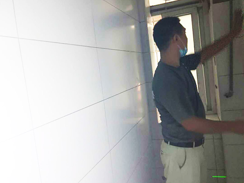 衛(wèi)生間局部改造:衛(wèi)生間的排水管道盡量不要做大的改動(dòng)，換掉出現(xiàn)問題的管道，水壓不夠的老房子，可以加增壓泵，泵的大小根據(jù)水壓的大小而定。電路的改造一般是衛(wèi)生間翻新的重頭戲，多年以前的線路最好全部換新，需要的更多插座位置要做好預(yù)留，比如智能馬桶。線路盡可能的掩藏，不能掩藏的用防水性好的絕緣管道包起來。 新電器的安裝也要選擇防水性較好的產(chǎn)品，如衛(wèi)生間的電源開關(guān)、插座等。衛(wèi)生間的吊頂幾乎需要全部重新做安排。最好采用鋁扣板的吊頂，不要選擇PVC的吊頂材料，容易使水蒸氣凝結(jié)下滴。坐便器最好不要改動(dòng)位置，整棟樓的坐便器都在同一個(gè)下水道。改動(dòng)不當(dāng)，即便抬高坐便器的位置，仍有可能導(dǎo)致通水不暢。小移位用移位器。