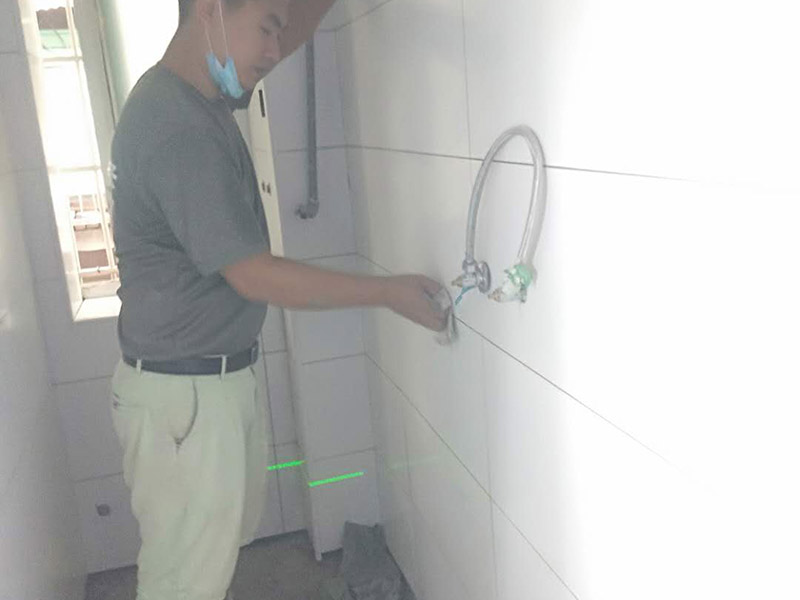 衛(wèi)生間局部改造:衛(wèi)生間的排水管道盡量不要做大的改動(dòng)，換掉出現(xiàn)問題的管道，水壓不夠的老房子，可以加增壓泵，泵的大小根據(jù)水壓的大小而定。電路的改造一般是衛(wèi)生間翻新的重頭戲，多年以前的線路最好全部換新，需要的更多插座位置要做好預(yù)留，比如智能馬桶。線路盡可能的掩藏，不能掩藏的用防水性好的絕緣管道包起來。 新電器的安裝也要選擇防水性較好的產(chǎn)品，如衛(wèi)生間的電源開關(guān)、插座等。衛(wèi)生間的吊頂幾乎需要全部重新做安排。最好采用鋁扣板的吊頂，不要選擇PVC的吊頂材料，容易使水蒸氣凝結(jié)下滴。坐便器最好不要改動(dòng)位置，整棟樓的坐便器都在同一個(gè)下水道。改動(dòng)不當(dāng)，即便抬高坐便器的位置，仍有可能導(dǎo)致通水不暢。小移位用移位器。