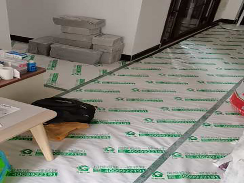 地面成品保護(hù)：滿鋪成品瓦楞紙板，再用干凈彩條布滿鋪在普通石膏板上，在彩條布交接處及轉(zhuǎn)角處用膠帶固定，也可選用木芯板或三夾板。材料選用視上人、車情況而定。 所有成品飾面板在安裝好后必須用PE保護(hù)膜覆蓋包起來，所有成品飾面板的陽角位必須用硬質(zhì)紙護(hù)角或泡沫棉進(jìn)行保護(hù)性包裝，防止交被其他施工人員碰撞。 1、入戶門扇用公司統(tǒng)一的門貼進(jìn)行全面包裹保護(hù)，用透明膠帶將保護(hù)膜粘貼牢固平整。 2、用標(biāo)準(zhǔn)保護(hù)膜將門框三面保護(hù)完整并固定牢固。 3、工程完工后拆除保護(hù)膜時(shí)如果有粘貼時(shí)的膠痕，應(yīng)用酒精或?qū)Ｓ玫那逦蹌┣宄z。