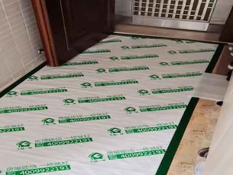 地面成品保護(hù)：滿鋪成品瓦楞紙板，再用干凈彩條布滿鋪在普通石膏板上，在彩條布交接處及轉(zhuǎn)角處用膠帶固定，也可選用木芯板或三夾板。材料選用視上人、車情況而定。 所有成品飾面板在安裝好后必須用PE保護(hù)膜覆蓋包起來，所有成品飾面板的陽角位必須用硬質(zhì)紙護(hù)角或泡沫棉進(jìn)行保護(hù)性包裝，防止交被其他施工人員碰撞。 1、入戶門扇用公司統(tǒng)一的門貼進(jìn)行全面包裹保護(hù)，用透明膠帶將保護(hù)膜粘貼牢固平整。 2、用標(biāo)準(zhǔn)保護(hù)膜將門框三面保護(hù)完整并固定牢固。 3、工程完工后拆除保護(hù)膜時(shí)如果有粘貼時(shí)的膠痕，應(yīng)用酒精或?qū)Ｓ玫那逦蹌┣宄z。