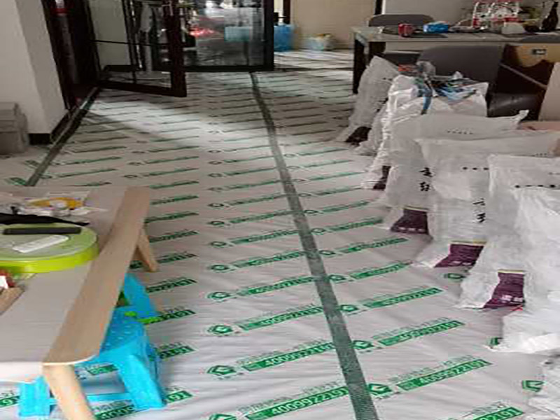 地面成品保護(hù)：滿鋪成品瓦楞紙板，再用干凈彩條布滿鋪在普通石膏板上，在彩條布交接處及轉(zhuǎn)角處用膠帶固定，也可選用木芯板或三夾板。材料選用視上人、車情況而定。 所有成品飾面板在安裝好后必須用PE保護(hù)膜覆蓋包起來，所有成品飾面板的陽角位必須用硬質(zhì)紙護(hù)角或泡沫棉進(jìn)行保護(hù)性包裝，防止交被其他施工人員碰撞。 1、入戶門扇用公司統(tǒng)一的門貼進(jìn)行全面包裹保護(hù)，用透明膠帶將保護(hù)膜粘貼牢固平整。 2、用標(biāo)準(zhǔn)保護(hù)膜將門框三面保護(hù)完整并固定牢固。 3、工程完工后拆除保護(hù)膜時(shí)如果有粘貼時(shí)的膠痕，應(yīng)用酒精或?qū)Ｓ玫那逦蹌┣宄z。