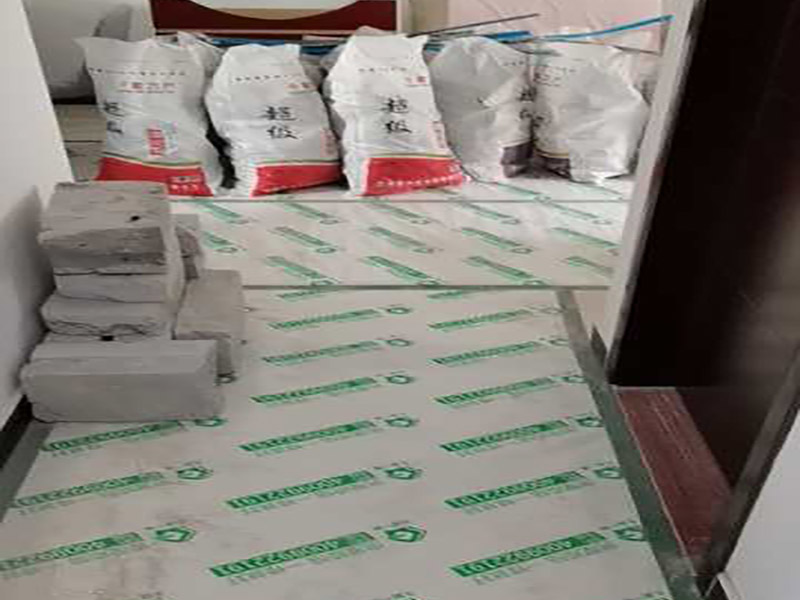 地面成品保護(hù)：滿鋪成品瓦楞紙板，再用干凈彩條布滿鋪在普通石膏板上，在彩條布交接處及轉(zhuǎn)角處用膠帶固定，也可選用木芯板或三夾板。材料選用視上人、車情況而定。 所有成品飾面板在安裝好后必須用PE保護(hù)膜覆蓋包起來，所有成品飾面板的陽角位必須用硬質(zhì)紙護(hù)角或泡沫棉進(jìn)行保護(hù)性包裝，防止交被其他施工人員碰撞。 1、入戶門扇用公司統(tǒng)一的門貼進(jìn)行全面包裹保護(hù)，用透明膠帶將保護(hù)膜粘貼牢固平整。 2、用標(biāo)準(zhǔn)保護(hù)膜將門框三面保護(hù)完整并固定牢固。 3、工程完工后拆除保護(hù)膜時(shí)如果有粘貼時(shí)的膠痕，應(yīng)用酒精或?qū)Ｓ玫那逦蹌┣宄z。