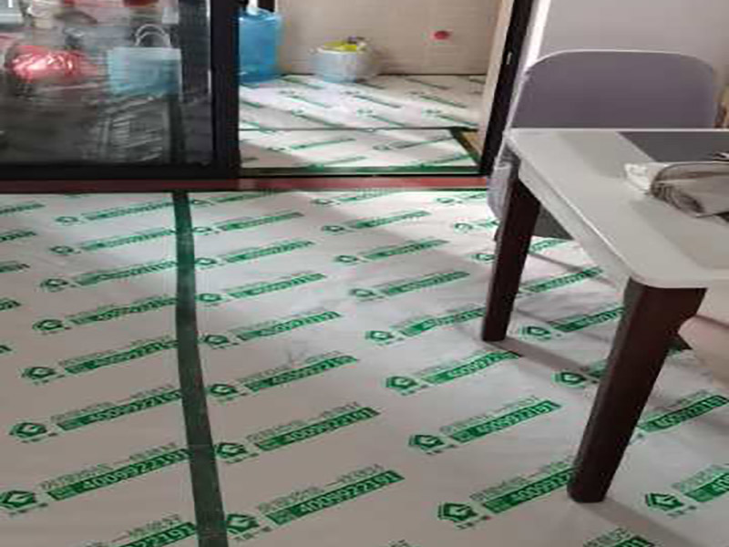 地面成品保護(hù)：滿鋪成品瓦楞紙板，再用干凈彩條布滿鋪在普通石膏板上，在彩條布交接處及轉(zhuǎn)角處用膠帶固定，也可選用木芯板或三夾板。材料選用視上人、車情況而定。 所有成品飾面板在安裝好后必須用PE保護(hù)膜覆蓋包起來，所有成品飾面板的陽角位必須用硬質(zhì)紙護(hù)角或泡沫棉進(jìn)行保護(hù)性包裝，防止交被其他施工人員碰撞。 1、入戶門扇用公司統(tǒng)一的門貼進(jìn)行全面包裹保護(hù)，用透明膠帶將保護(hù)膜粘貼牢固平整。 2、用標(biāo)準(zhǔn)保護(hù)膜將門框三面保護(hù)完整并固定牢固。 3、工程完工后拆除保護(hù)膜時(shí)如果有粘貼時(shí)的膠痕，應(yīng)用酒精或?qū)Ｓ玫那逦蹌┣宄z。