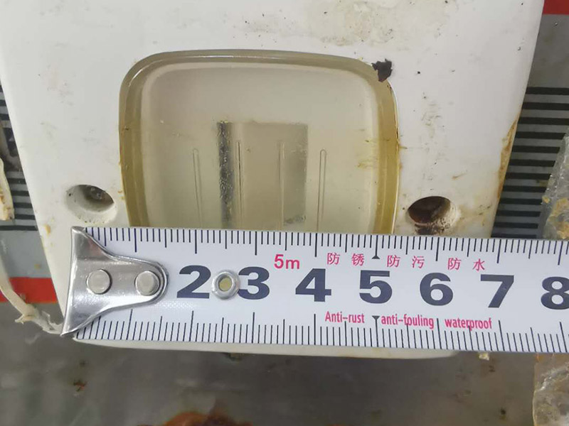 廚房灶具翻新：燃?xì)庠畹氖褂闷谙奘?年。可根據(jù)產(chǎn)品出廠日期來(lái)進(jìn)行判斷。半數(shù)以上家庭的灶具，都是&ldquo;超齡服役&rdquo;，如果家中燃?xì)庠蠲黠@已經(jīng)老化，或者沒有熄火保護(hù)裝置，最好利用天然氣置換的機(jī)會(huì)，重新購(gòu)置新灶具。燃?xì)獗P不僅可以取下，而且灶具面板造型簡(jiǎn)單，沒有花俏的凸凹。誰(shuí)做飯能保證不迸濺油漬和雜物？如果燃?xì)獗P取不下來(lái)，如果灶具面板凸凹起伏，那可怎么清理？所以當(dāng)燃?xì)獗P取下后，就相當(dāng)容易打理了。