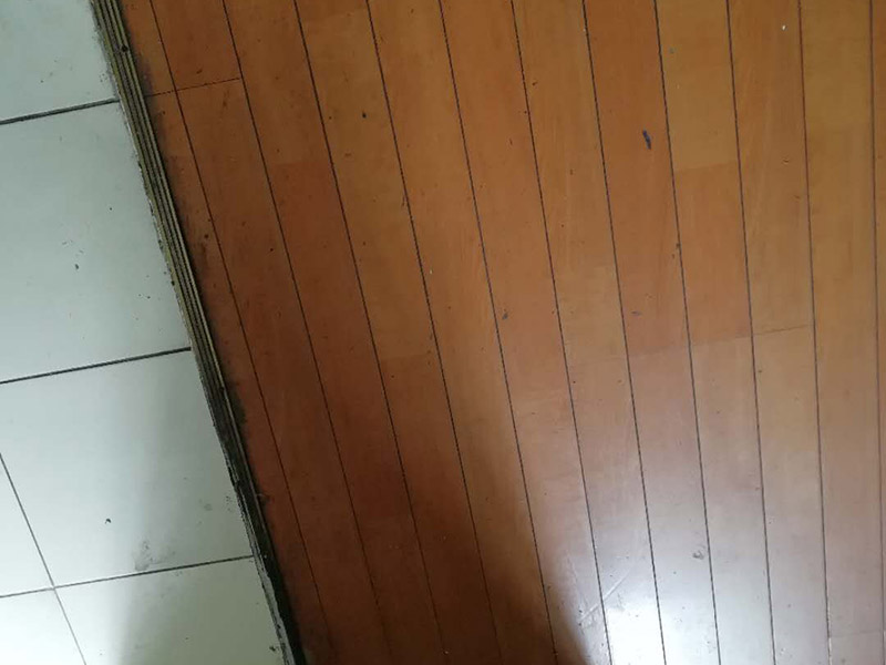 地板局部維修翻新：起下需替換的地板。用一字螺絲刀即將替換的地板短邊處鑿出一個(gè)1厘米長的縫隙,再用曲線鋸將需替換的地板表面鋸成十字形的鋸縫;然后將分紅四小片的地板取出。 整理膠水。用鋼鋸條整理原接口殘留的膠水,并確保整理好的榫槽便于裝置,假如整理不完全,接縫會(huì)不平或不嚴(yán)。能夠用有新榫頭小片地板在接口上來回滑動(dòng),找出殘留膠跡并鏟除,使修正后的地板漂亮。