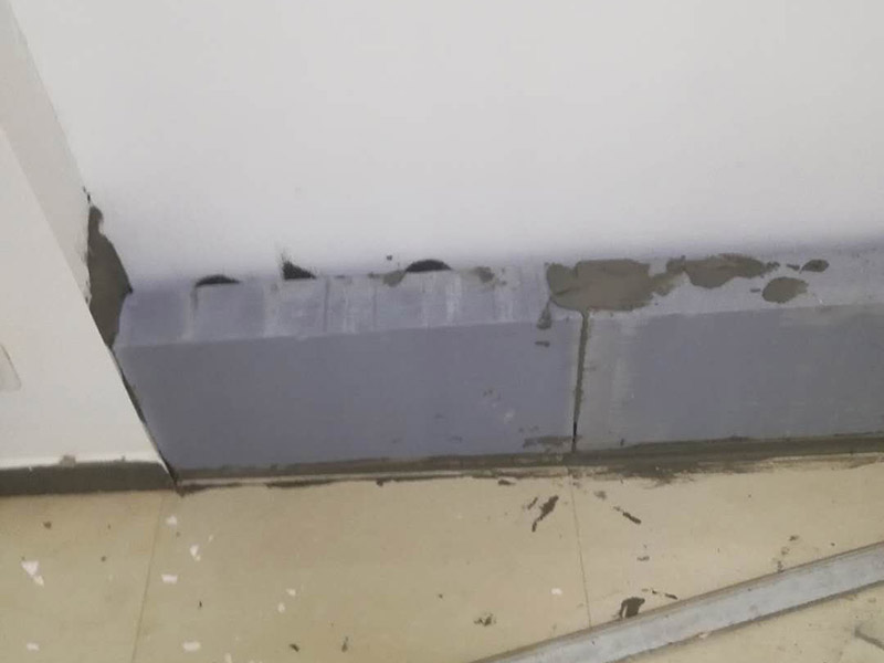 砌磚封門洞維修：裝修中封門洞就是在門上方有一個長方形的窗口，把那個封起來就是封門洞　　 老式房屋的門上方都帶氣窗，門洞總高度都在2.4-2.5m，而現(xiàn)在裝修門洞高度只留到2.1m左右，還有近40cm的高度的空洞需要封堵，這就叫門洞封堵?！　?裝修封門洞的方法一般都用石膏板，但能代替石膏板的材料也有很多。還有用紅磚砌