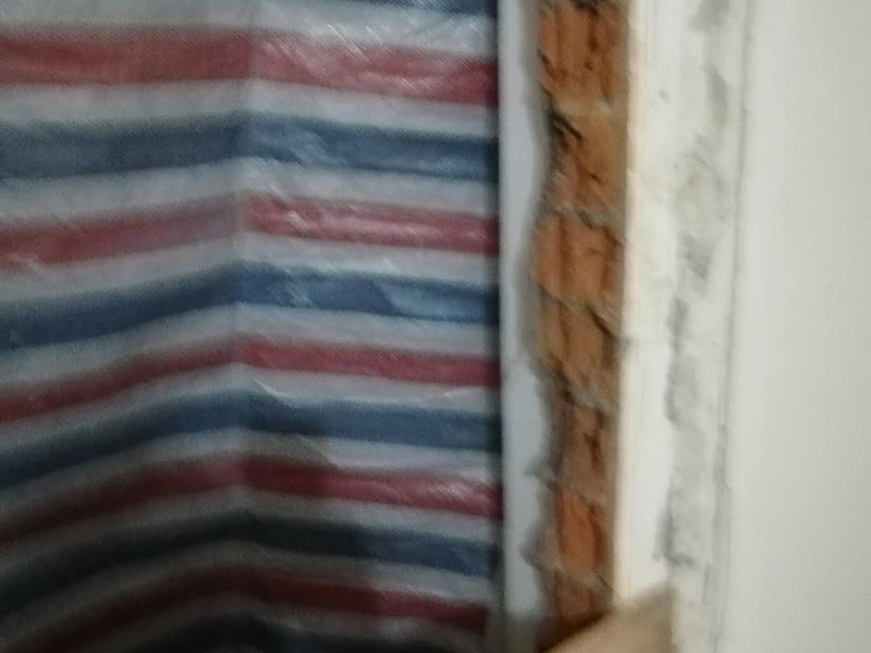 砌磚封門洞維修：裝修中封門洞就是在門上方有一個長方形的窗口，把那個封起來就是封門洞　　 老式房屋的門上方都帶氣窗，門洞總高度都在2.4-2.5m，而現(xiàn)在裝修門洞高度只留到2.1m左右，還有近40cm的高度的空洞需要封堵，這就叫門洞封堵。　　 裝修封門洞的方法一般都用石膏板，但能代替石膏板的材料也有很多。還有用紅磚砌