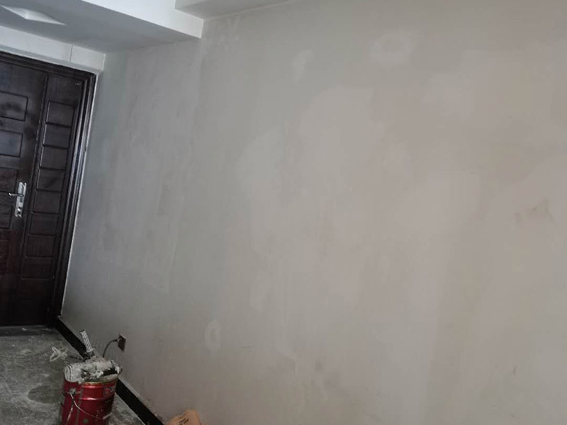 墻面找平刷漆：墻面基層加固?；鶎邮杷傻囊茸鲧P除，可以使用大品牌的專用墻面加固劑。防水處理。衛(wèi)生間、廚房背面的墻體，長期潮濕水汽從墻體背后透出，會(huì)導(dǎo)致漆膜起泡脫落發(fā)霉，推薦使用防水漿料，可有效抵御水汽干擾。石膏板及吊頂接縫。像有些油漆品牌有專業(yè)的石膏基接縫膏以及配套的接縫紙帶，讓接縫平整牢固。抗裂處理。因?yàn)榉课莩两?，原始基層材料問題，導(dǎo)致墻體會(huì)有開裂或細(xì)小裂痕，配套膩?zhàn)邮褂镁W(wǎng)格布，讓抗裂有保障。墻面底層找平和面層收光。推薦使用成品膩?zhàn)?，只需添加清水，?qiáng)度可靠，平整環(huán)保，底子打的好，面層更耐久。打磨平整，這個(gè)太重要了，有條件的可以批三層膩?zhàn)印，F(xiàn)在工人為了省事，都是打磨一遍就草草了事，比較負(fù)責(zé)的方法是，打磨完一遍后，上底漆時(shí)把有坑的地方補(bǔ)齊又打磨，上了面漆一遍后，又檢查再補(bǔ)齊又打磨。