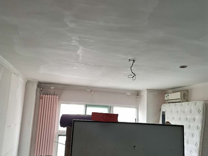 墻面找平刷漆：墻面基層加固。基層疏松的要先做鏟除，可以使用大品牌的專用墻面加固劑。防水處理。衛(wèi)生間、廚房背面的墻體，長期潮濕水汽從墻體背后透出，會(huì)導(dǎo)致漆膜起泡脫落發(fā)霉，推薦使用防水漿料，可有效抵御水汽干擾。石膏板及吊頂接縫。像有些油漆品牌有專業(yè)的石膏基接縫膏以及配套的接縫紙帶，讓接縫平整牢固。抗裂處理。因?yàn)榉课莩两?，原始基層材料問題，導(dǎo)致墻體會(huì)有開裂或細(xì)小裂痕，配套膩?zhàn)邮褂镁W(wǎng)格布，讓抗裂有保障。墻面底層找平和面層收光。推薦使用成品膩?zhàn)樱恍杼砑忧逅?，?qiáng)度可靠，平整環(huán)保，底子打的好，面層更耐久。打磨平整，這個(gè)太重要了，有條件的可以批三層膩?zhàn)印，F(xiàn)在工人為了省事，都是打磨一遍就草草了事，比較負(fù)責(zé)的方法是，打磨完一遍后，上底漆時(shí)把有坑的地方補(bǔ)齊又打磨，上了面漆一遍后，又檢查再補(bǔ)齊又打磨。