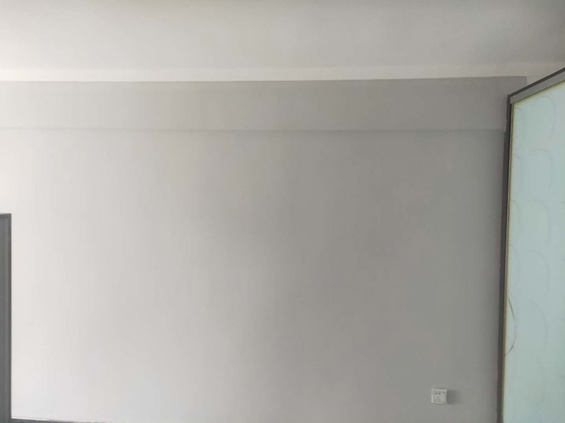 墻面刷乳膠漆：一般進(jìn)行墻面處理之前木工家具和瓷磚鋪貼應(yīng)該都已經(jīng)完成，如果是二手房翻新可能成品會(huì)更多。為了防止處理墻面的過(guò)程中成品被墻皮、粉塵、涂料污染，應(yīng)認(rèn)真對(duì)房間內(nèi)已有成品進(jìn)行保護(hù)。封固包含兩個(gè)方面，一個(gè)是裂縫、開槽、孔洞的填補(bǔ)，這個(gè)用修補(bǔ)類的石膏產(chǎn)品就可以了；還有一個(gè)是墻面基層的固化，這個(gè)一般使用固化劑來(lái)做，也有一些情況需要用固化能力更強(qiáng)的貼布（牛皮紙）來(lái)解決。做好墻面封固之后，如果墻面的平整度超過(guò)5mm，為了更方便的找平，建議先使用厚找平材料做厚找平。厚找平材料一般批刮1遍即可，盡量不要太厚，以能找平為準(zhǔn)。為了在刷漆時(shí)獲得更好的表現(xiàn)效果，精找平材料批刮之后一般都要用細(xì)砂紙整體打磨一遍，使墻面更加平整、光滑。如果不打算刷漆了，那就不需要進(jìn)行打磨了。