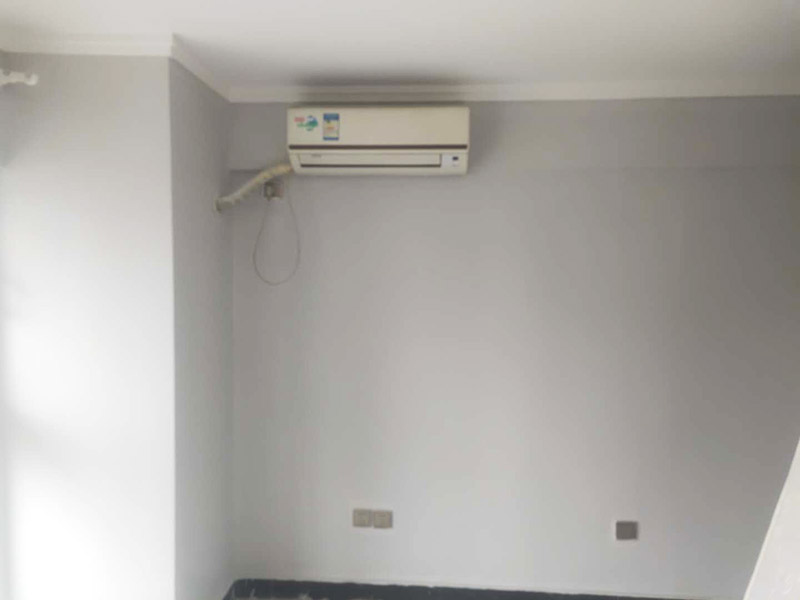 墻面刷乳膠漆：一般進(jìn)行墻面處理之前木工家具和瓷磚鋪貼應(yīng)該都已經(jīng)完成，如果是二手房翻新可能成品會(huì)更多。為了防止處理墻面的過(guò)程中成品被墻皮、粉塵、涂料污染，應(yīng)認(rèn)真對(duì)房間內(nèi)已有成品進(jìn)行保護(hù)。封固包含兩個(gè)方面，一個(gè)是裂縫、開槽、孔洞的填補(bǔ)，這個(gè)用修補(bǔ)類的石膏產(chǎn)品就可以了；還有一個(gè)是墻面基層的固化，這個(gè)一般使用固化劑來(lái)做，也有一些情況需要用固化能力更強(qiáng)的貼布（牛皮紙）來(lái)解決。做好墻面封固之后，如果墻面的平整度超過(guò)5mm，為了更方便的找平，建議先使用厚找平材料做厚找平。厚找平材料一般批刮1遍即可，盡量不要太厚，以能找平為準(zhǔn)。為了在刷漆時(shí)獲得更好的表現(xiàn)效果，精找平材料批刮之后一般都要用細(xì)砂紙整體打磨一遍，使墻面更加平整、光滑。如果不打算刷漆了，那就不需要進(jìn)行打磨了。