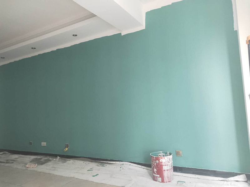 墻面乳膠漆翻新：1、使用吸塵器進(jìn)行除塵工序，利用吸塵器的毛刷充分摩擦被清潔表面，去除灰塵。 2、對(duì)于局部污染或是有油漬的地方，需要使用聚氨酯稀釋劑來清洗。 3、局部有霉藻的部位，需要使用防霉溶液清洗，晾干或噴濕后鏟除。 4、對(duì)于已經(jīng)剝落或是破損的地方，先將破損部位松動(dòng)的部分打磨掉，清理干凈，再使用柔性膩?zhàn)舆M(jìn)行修補(bǔ)。待表面修補(bǔ)平整后，再涂裝底漆。 5、先將破損、松動(dòng)的部分清理干凈，使用柔性膩?zhàn)舆M(jìn)行修補(bǔ)，表面修補(bǔ)平整后涂裝805膠水。 6、在涂刷膠水的基層上滿刮膩?zhàn)痈唷?7、涂刷底漆，要均勻涂刷一遍，要求無(wú)露底、流墜現(xiàn)象。 8、 涂刷面漆， 均勻涂刷兩遍，待靠前遍干燥后涂刷第二遍，要求無(wú)露底、流墜。