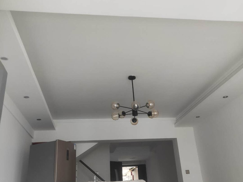 墻面乳膠漆翻新：1、使用吸塵器進(jìn)行除塵工序，利用吸塵器的毛刷充分摩擦被清潔表面，去除灰塵。 2、對(duì)于局部污染或是有油漬的地方，需要使用聚氨酯稀釋劑來清洗。 3、局部有霉藻的部位，需要使用防霉溶液清洗，晾干或噴濕后鏟除。 4、對(duì)于已經(jīng)剝落或是破損的地方，先將破損部位松動(dòng)的部分打磨掉，清理干凈，再使用柔性膩?zhàn)舆M(jìn)行修補(bǔ)。待表面修補(bǔ)平整后，再涂裝底漆。 5、先將破損、松動(dòng)的部分清理干凈，使用柔性膩?zhàn)舆M(jìn)行修補(bǔ)，表面修補(bǔ)平整后涂裝805膠水。 6、在涂刷膠水的基層上滿刮膩?zhàn)痈唷?7、涂刷底漆，要均勻涂刷一遍，要求無(wú)露底、流墜現(xiàn)象。 8、 涂刷面漆， 均勻涂刷兩遍，待靠前遍干燥后涂刷第二遍，要求無(wú)露底、流墜。