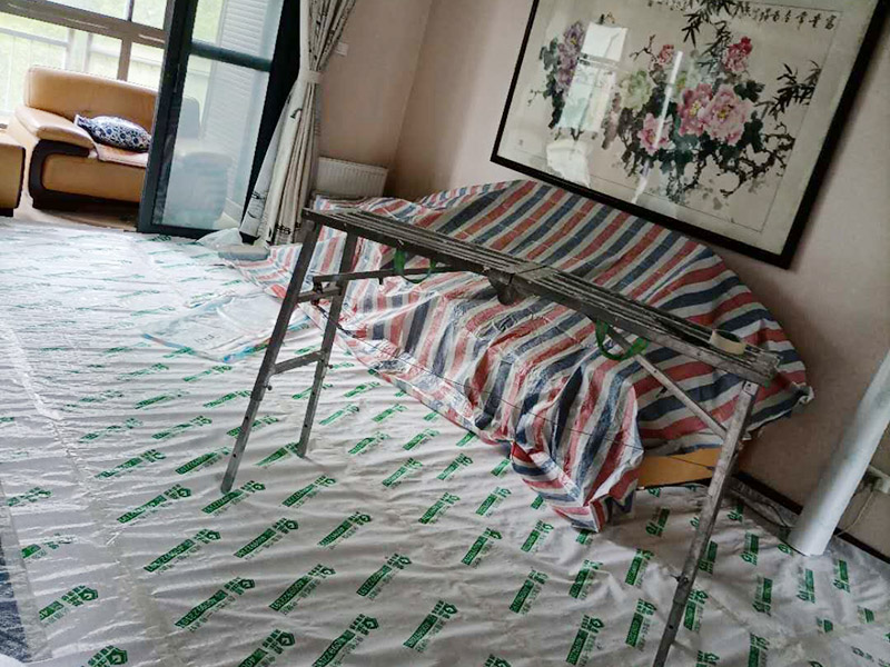 天花板翻新家具保護:入戶門扇用公司統(tǒng)一的門貼進行全面包裹保護，用透明膠帶將保護膜粘貼牢固平整。 用標準保護膜將門框三面保護完整并固定牢固。 工程完工后拆除保護膜時如果有粘貼時的膠痕，應用酒精或專用的清污劑清除膠痕。 用標準保護膜將室內所有外窗固定扇進行保護，字樣朝外且保護膜上標識或字樣保持橫平豎直，保護膜鋪貼平整固定牢固。 工程完工后拆除保護膜時如果有粘貼時的膠痕，應用酒精或專用的清污劑清除膠痕。