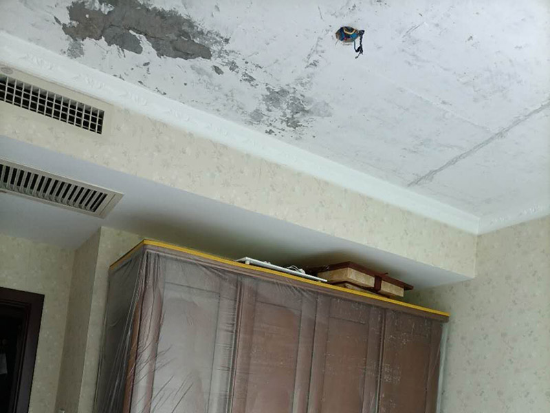 天花板翻新家具保護:入戶門扇用公司統(tǒng)一的門貼進行全面包裹保護，用透明膠帶將保護膜粘貼牢固平整。 用標準保護膜將門框三面保護完整并固定牢固。 工程完工后拆除保護膜時如果有粘貼時的膠痕，應用酒精或專用的清污劑清除膠痕。 用標準保護膜將室內所有外窗固定扇進行保護，字樣朝外且保護膜上標識或字樣保持橫平豎直，保護膜鋪貼平整固定牢固。 工程完工后拆除保護膜時如果有粘貼時的膠痕，應用酒精或專用的清污劑清除膠痕。