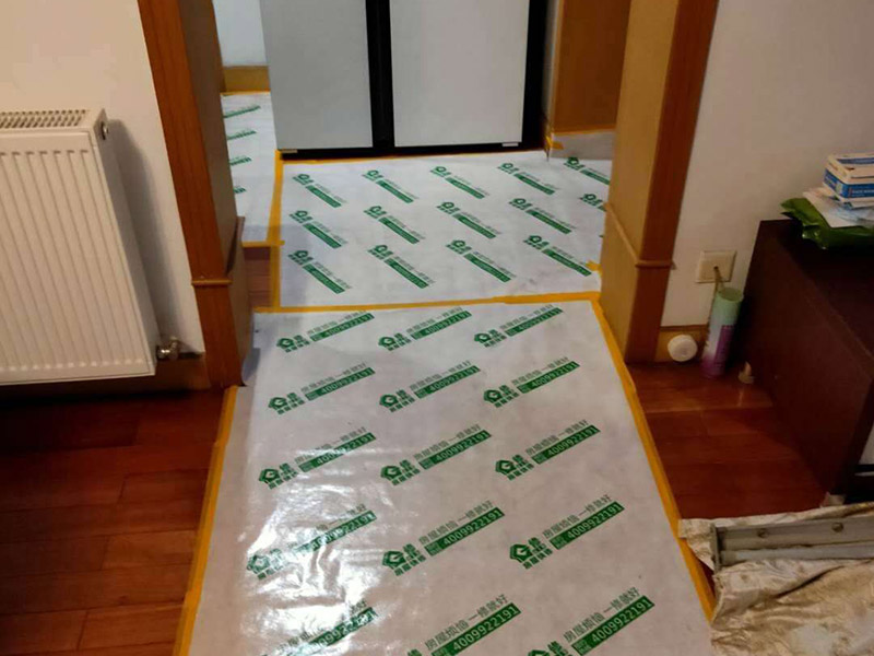 陽臺裝修翻新:1、老墻面在翻新前一定要做墻面基底處理，粉化嚴重要鏟除,鏟除后披純白水泥一遍,原墻面過于光滑、刷過油漆、乳膠漆的須作鏟除后做打磨處理。把粘結(jié)不牢的表皮及浮塵去掉,便于新涂料和墻體粘結(jié).如果有掉皮的凹進去的部分最好有膩子補一下。  　　 2、墻面底漆的作用是抗堿防潮、封固基材、保護面漆、提高面漆的質(zhì)感和遮蓋力。尤其是老房翻新，墻面一定要做底漆，直接上面漆墻面容易起泡發(fā)霉，日照久了墻面顏色也容易發(fā)生變化。  　　 3、對于已上漆墻面的修補相對而言很難達到理想效果，所以對于已上漆墻面的修補最好是整塊的墻面，或盡可能選擇較大的面積進行修補，這樣可以盡量避免色差。  　　 4、注意按照漆桶說明配比及涂刷,最好估算好用量,一次準備足夠的量更為重要,這樣才能保證顏色相同。涂料廠雖然提供了色卡,但由于老墻面本身堿性比較強，效果可能會有差距。