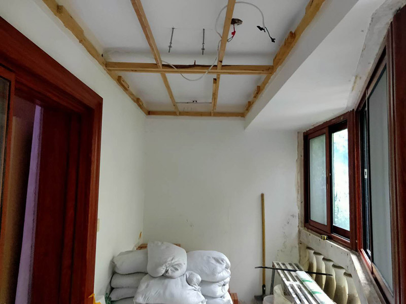 陽臺裝修翻新:1、老墻面在翻新前一定要做墻面基底處理，粉化嚴重要鏟除,鏟除后披純白水泥一遍,原墻面過于光滑、刷過油漆、乳膠漆的須作鏟除后做打磨處理。把粘結(jié)不牢的表皮及浮塵去掉,便于新涂料和墻體粘結(jié).如果有掉皮的凹進去的部分最好有膩子補一下。  　　 2、墻面底漆的作用是抗堿防潮、封固基材、保護面漆、提高面漆的質(zhì)感和遮蓋力。尤其是老房翻新，墻面一定要做底漆，直接上面漆墻面容易起泡發(fā)霉，日照久了墻面顏色也容易發(fā)生變化。  　　 3、對于已上漆墻面的修補相對而言很難達到理想效果，所以對于已上漆墻面的修補最好是整塊的墻面，或盡可能選擇較大的面積進行修補，這樣可以盡量避免色差。  　　 4、注意按照漆桶說明配比及涂刷,最好估算好用量,一次準備足夠的量更為重要,這樣才能保證顏色相同。涂料廠雖然提供了色卡,但由于老墻面本身堿性比較強，效果可能會有差距。