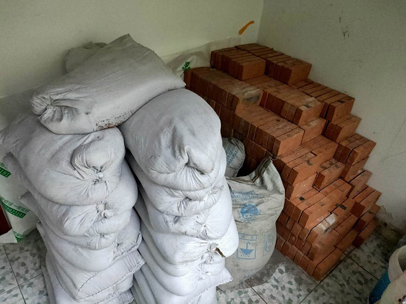 陽臺裝修翻新:1、老墻面在翻新前一定要做墻面基底處理，粉化嚴重要鏟除,鏟除后披純白水泥一遍,原墻面過于光滑、刷過油漆、乳膠漆的須作鏟除后做打磨處理。把粘結(jié)不牢的表皮及浮塵去掉,便于新涂料和墻體粘結(jié).如果有掉皮的凹進去的部分最好有膩子補一下。  　　 2、墻面底漆的作用是抗堿防潮、封固基材、保護面漆、提高面漆的質(zhì)感和遮蓋力。尤其是老房翻新，墻面一定要做底漆，直接上面漆墻面容易起泡發(fā)霉，日照久了墻面顏色也容易發(fā)生變化。  　　 3、對于已上漆墻面的修補相對而言很難達到理想效果，所以對于已上漆墻面的修補最好是整塊的墻面，或盡可能選擇較大的面積進行修補，這樣可以盡量避免色差。  　　 4、注意按照漆桶說明配比及涂刷,最好估算好用量,一次準備足夠的量更為重要,這樣才能保證顏色相同。涂料廠雖然提供了色卡,但由于老墻面本身堿性比較強，效果可能會有差距。