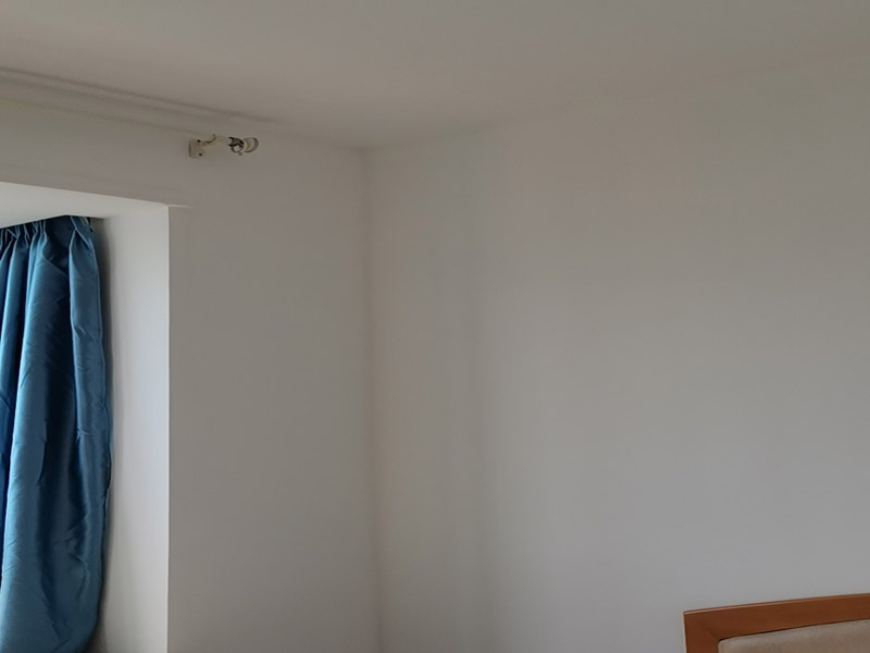 墻面翻新裝修:首先在做翻新的時候一定要把之前的墻面給處理干凈，粉化嚴重的一定要鏟除干凈。由于之前的墻面有刷過油漆和乳膠漆，所在做完鏟除后一定要做打磨處理，將原來墻體上的結(jié)實的表皮及浮沉全部清理掉，如果說墻體出現(xiàn)小部分的凹陷以及裂縫的話可以用膩子稍微填補一下。清理干凈的墻面一定要刷一道底漆，墻面底漆的主要作用就是抗堿防潮、封固基材、保護面漆、提高面漆的質(zhì)量以及遮蓋力。 在修補的過程中要是沒有做到全面，并且上漆過程已經(jīng)做了的話那就會顯得相當(dāng)?shù)穆闊掀峁こ掏瓿珊蟮脑捲賹]有修補到的地方進行修補的話就會很難達到預(yù)想效果，最大的問題就是會導(dǎo)致色差的問題，所以在修補的時候一定要做到仔細、全面，不要為后面的工程造成負擔(dān)。