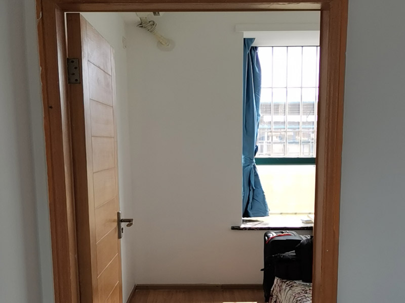 墻面翻新裝修:首先在做翻新的時候一定要把之前的墻面給處理干凈，粉化嚴重的一定要鏟除干凈。由于之前的墻面有刷過油漆和乳膠漆，所在做完鏟除后一定要做打磨處理，將原來墻體上的結(jié)實的表皮及浮沉全部清理掉，如果說墻體出現(xiàn)小部分的凹陷以及裂縫的話可以用膩子稍微填補一下。清理干凈的墻面一定要刷一道底漆，墻面底漆的主要作用就是抗堿防潮、封固基材、保護面漆、提高面漆的質(zhì)量以及遮蓋力。 在修補的過程中要是沒有做到全面，并且上漆過程已經(jīng)做了的話那就會顯得相當(dāng)?shù)穆闊掀峁こ掏瓿珊蟮脑捲賹]有修補到的地方進行修補的話就會很難達到預(yù)想效果，最大的問題就是會導(dǎo)致色差的問題，所以在修補的時候一定要做到仔細、全面，不要為后面的工程造成負擔(dān)。