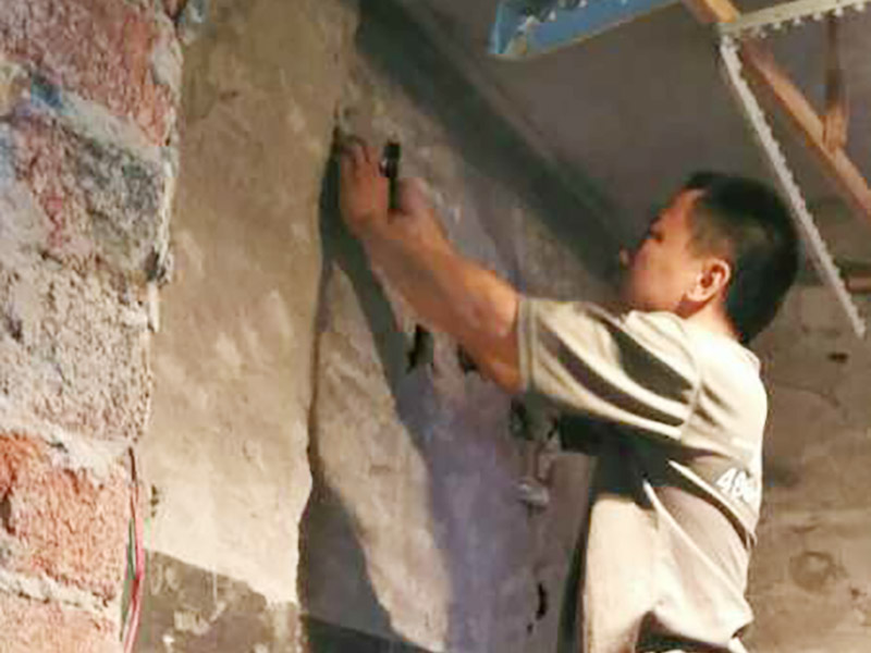 衛(wèi)生間水電改造：既然是改造，肯定是對衛(wèi)生間的格局或是衛(wèi)浴設(shè)施、地磚、墻磚等地方不滿意，但在改造之前你需要將這些不滿意的地方進行拆除，且拆除之后的垃圾也要及時清理，避免阻礙施工進程。將不需要或是不滿意的地方進行拆除后，留下的成品需要進行施工保護，防止磕碰到，還可防止被上面的重物或是棱角碰壞。水電改造可謂是改造衛(wèi)生間的重點，衛(wèi)生間原有的水電路管線往往有許多不合理的布局，所以在改造過程中要對原有的水電路進行徹查，看是否存在銹蝕、老化等情況，若有，則需要更換新的電路、水路，如果線路良好，且沒有多大的問題，則只需要添加刪減線路就可以了。同時在改造的時候最好能做到以后維修和保養(yǎng)都比較方便，然后將其做好隱蔽處理。