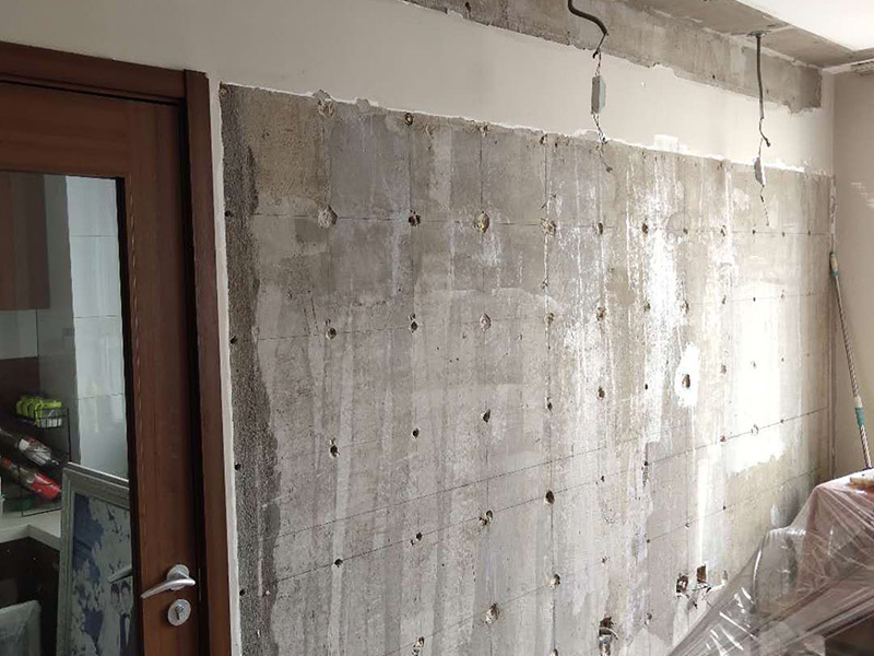 客廳背景墻吊頂拆除：1、原有吊頂裝飾物拆除時，應注意盡量拆除干凈，不保留原吊頂裝飾結構。尤其是原吊頂內的吊桿、掛件等承載吊頂重量的結構必須拆除，這主要是從今后的安全考慮的。 2、拆除時要先切斷電源，原有的吊頂內電路管線盡量拆除，不要再考慮繼續(xù)使用，因為原吊頂內電路已經基本沒有利用價值。 3、拆除時要考慮原吊頂內的設備和設施的安全，還有一些住宅是空調系統(tǒng)，要避免因拆除時不注意損壞管線和設備。