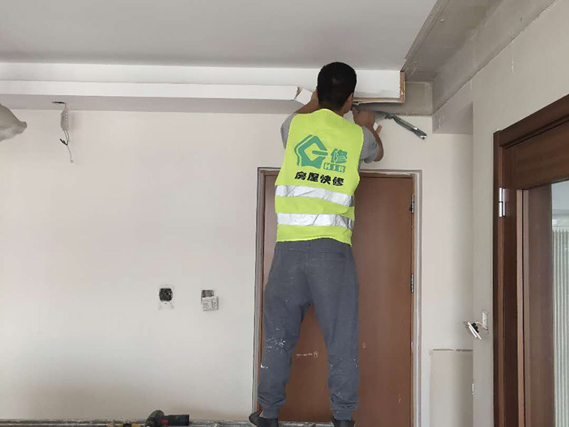 客廳背景墻吊頂拆除：1、原有吊頂裝飾物拆除時，應注意盡量拆除干凈，不保留原吊頂裝飾結構。尤其是原吊頂內的吊桿、掛件等承載吊頂重量的結構必須拆除，這主要是從今后的安全考慮的。 2、拆除時要先切斷電源，原有的吊頂內電路管線盡量拆除，不要再考慮繼續(xù)使用，因為原吊頂內電路已經基本沒有利用價值。 3、拆除時要考慮原吊頂內的設備和設施的安全，還有一些住宅是空調系統(tǒng)，要避免因拆除時不注意損壞管線和設備。