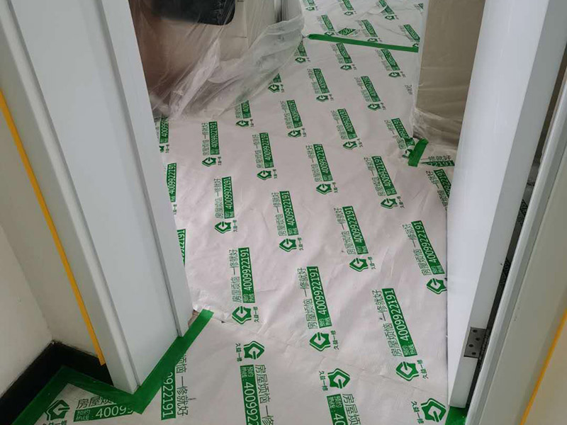 全屋家具成品保護(hù):滿(mǎn)鋪成品瓦楞紙板，再用干凈彩條布滿(mǎn)鋪在普通石膏板上，在彩條布交接處及轉(zhuǎn)角處用膠帶固定，也可選用木芯板或三夾板。材料選用視上人、車(chē)情況而定。 用原門(mén)框保護(hù)膜，或者多層板或密度板，報(bào)紙，美紋紙保護(hù)。