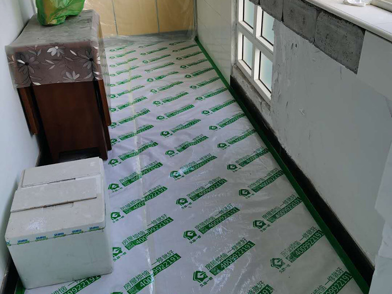 全屋家具成品保護(hù):滿(mǎn)鋪成品瓦楞紙板，再用干凈彩條布滿(mǎn)鋪在普通石膏板上，在彩條布交接處及轉(zhuǎn)角處用膠帶固定，也可選用木芯板或三夾板。材料選用視上人、車(chē)情況而定。 用原門(mén)框保護(hù)膜，或者多層板或密度板，報(bào)紙，美紋紙保護(hù)。