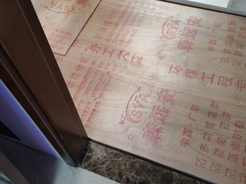 地板保護施工: 在進行家居裝修的過程中，首先完成的就是地面的鋪設(shè)。因此，我們在進行其余施工時一定要注意對剛鋪好的地板進行保護。而在裝修時灰塵是一定避免不了的，為了防止嶄新的地板被沾染灰塵以及施工團隊人員等的腳印，最好先在地板上鋪一層防塵布等作為保護膜。除此之外，還是要在一天裝修結(jié)束后的時間里對防塵布等進行灰塵的清除和家居保養(yǎng)工作，特別是灰塵堆積過厚的地方，以免將來裝修結(jié)束后因為灰塵過多清理時意外污染地板。