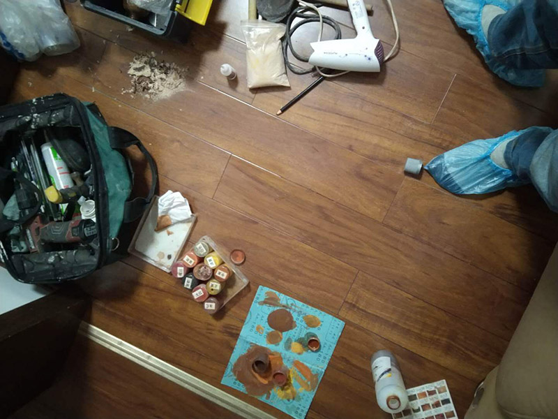 臥室地板局部修補(bǔ)：目前地板的修復(fù)方式大致可分為三種，一種是漆面修復(fù);一種是局部破壞，重裝修復(fù);另外一種是整體重裝修復(fù)。而地磚的修復(fù)方式僅限于局部破換，重裝修復(fù)和整體重裝修復(fù)兩種。這些修復(fù)方式各有利弊，選擇時(shí)要區(qū)別對(duì)待，除了重新鋪裝，但比較耗時(shí)、耗力以外，任何一種修復(fù)方式都不能使地板或地磚恢復(fù)如初。 局部破壞的修復(fù)方式則需要先將需更換的地板破壞掉，然后徹底取出。用工具將要更換的地板短邊處鑿出一個(gè)縫隙，再用鋸將需更換的地板表面鋸開(kāi);然后將分成小片的地板取出，但一定要保證不破壞周圍的地板;然后將拆下的地板周圍