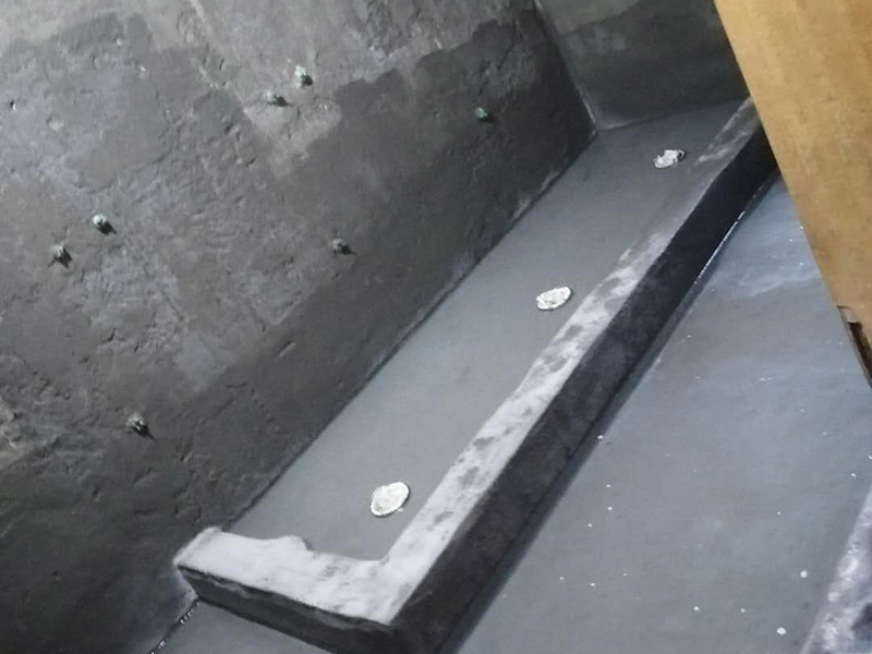 公共衛(wèi)生間裝修：和其它裝修流程一樣，首先要做得就是衛(wèi)生間的水電改造，在設(shè)計的時候，建議結(jié)合水路、電路的安全考慮，而且在設(shè)計的時候主要與實(shí)用性為主，把防水和電路做好，不然后期出現(xiàn)問題就比較麻煩了，防止安全隱患的發(fā)生。 基礎(chǔ)工程完了以后，就開始做表面主體工程的裝修了，主要包括墻面、地面和頂面的裝修，就是鋪墻磚、貼地磚和做吊頂這些的施工。在施工的時候按照嚴(yán)格的標(biāo)準(zhǔn)來做，才達(dá)得到預(yù)期的效果。