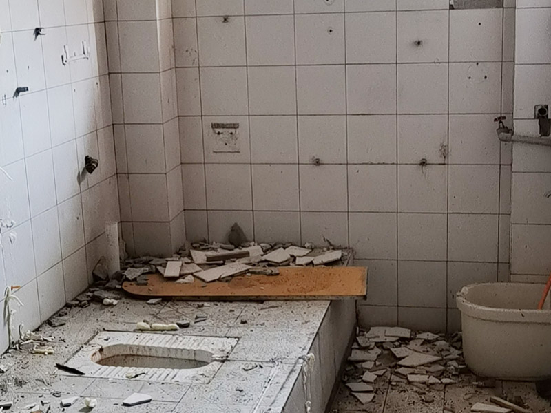 公共衛(wèi)生間裝修：和其它裝修流程一樣，首先要做得就是衛(wèi)生間的水電改造，在設(shè)計的時候，建議結(jié)合水路、電路的安全考慮，而且在設(shè)計的時候主要與實(shí)用性為主，把防水和電路做好，不然后期出現(xiàn)問題就比較麻煩了，防止安全隱患的發(fā)生。 基礎(chǔ)工程完了以后，就開始做表面主體工程的裝修了，主要包括墻面、地面和頂面的裝修，就是鋪墻磚、貼地磚和做吊頂這些的施工。在施工的時候按照嚴(yán)格的標(biāo)準(zhǔn)來做，才達(dá)得到預(yù)期的效果。