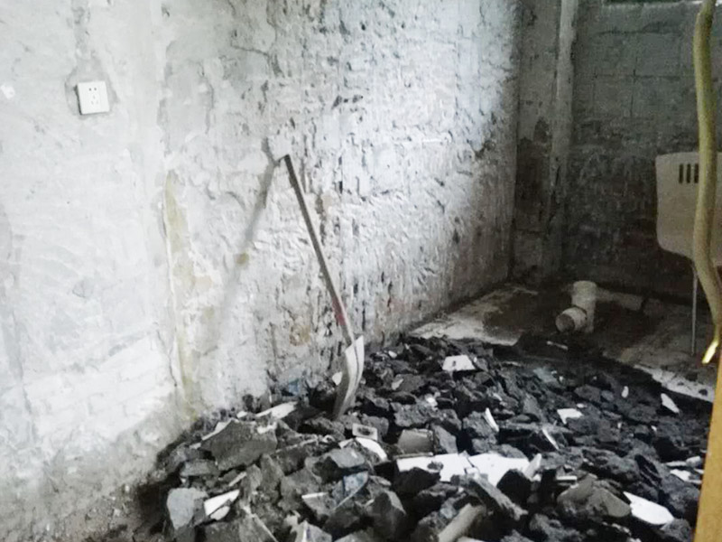 公共衛(wèi)生間裝修：和其它裝修流程一樣，首先要做得就是衛(wèi)生間的水電改造，在設(shè)計的時候，建議結(jié)合水路、電路的安全考慮，而且在設(shè)計的時候主要與實(shí)用性為主，把防水和電路做好，不然后期出現(xiàn)問題就比較麻煩了，防止安全隱患的發(fā)生。 基礎(chǔ)工程完了以后，就開始做表面主體工程的裝修了，主要包括墻面、地面和頂面的裝修，就是鋪墻磚、貼地磚和做吊頂這些的施工。在施工的時候按照嚴(yán)格的標(biāo)準(zhǔn)來做，才達(dá)得到預(yù)期的效果。