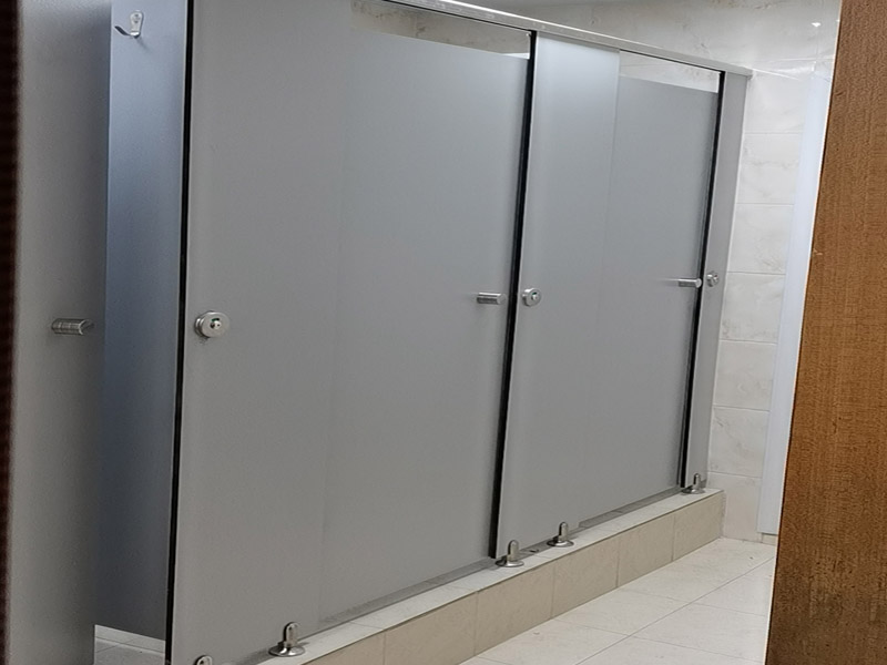 公共衛(wèi)生間裝修：和其它裝修流程一樣，首先要做得就是衛(wèi)生間的水電改造，在設(shè)計的時候，建議結(jié)合水路、電路的安全考慮，而且在設(shè)計的時候主要與實(shí)用性為主，把防水和電路做好，不然后期出現(xiàn)問題就比較麻煩了，防止安全隱患的發(fā)生。 基礎(chǔ)工程完了以后，就開始做表面主體工程的裝修了，主要包括墻面、地面和頂面的裝修，就是鋪墻磚、貼地磚和做吊頂這些的施工。在施工的時候按照嚴(yán)格的標(biāo)準(zhǔn)來做，才達(dá)得到預(yù)期的效果。