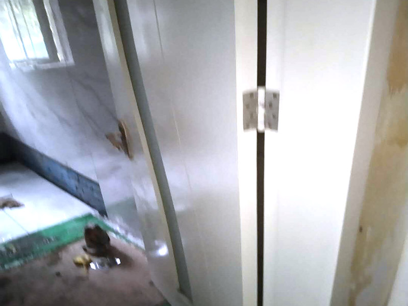 木門打磨翻新：1、卸下把手等裝飾品：把木門上面的把手等裝飾品都卸下來，防止下一步作業(yè)時劃傷手，也有利于均勻涂刷木門油漆。 2、打磨：用粗砂紙把需要刷油漆的地方都打磨一遍，注意轉角的地方不要打磨的太厲害，保持木門原來的形狀。用布沾水，弄成半濕狀，把剛打磨完的木門上的粉末都擦干凈。拿細砂紙再重新打磨一遍，同樣要注意轉角處。再用沾水布把粉末清理干凈。 3、刷木門油漆：取油漆、刷子，開油漆蓋。把刷子在油漆桶里沾一下，一次不要沾太多的漆。刷漆的規(guī)則是從上到下，從左到右。注意轉角及隱藏處也要刷上漆。