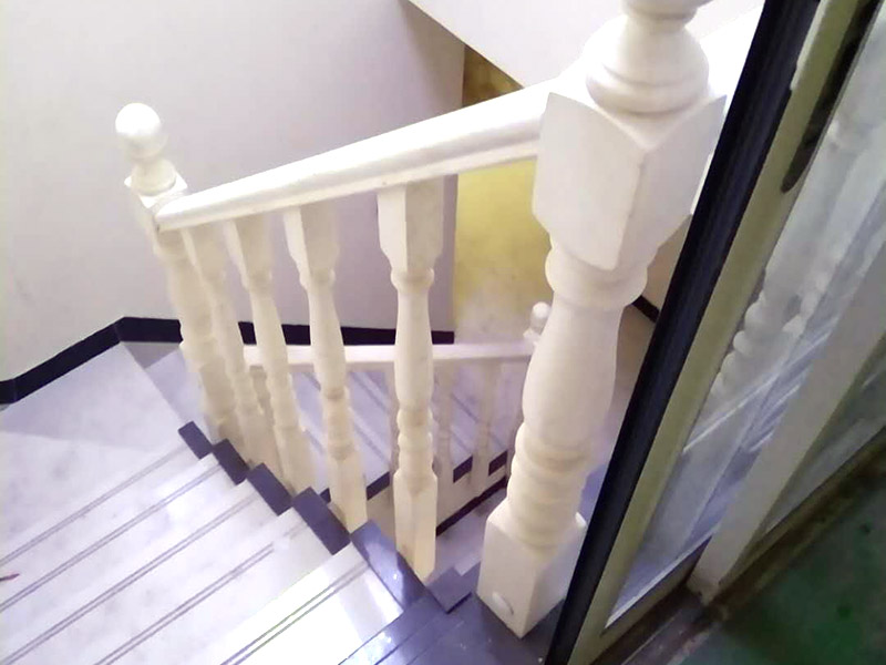 木門打磨翻新：1、卸下把手等裝飾品：把木門上面的把手等裝飾品都卸下來，防止下一步作業(yè)時劃傷手，也有利于均勻涂刷木門油漆。 2、打磨：用粗砂紙把需要刷油漆的地方都打磨一遍，注意轉角的地方不要打磨的太厲害，保持木門原來的形狀。用布沾水，弄成半濕狀，把剛打磨完的木門上的粉末都擦干凈。拿細砂紙再重新打磨一遍，同樣要注意轉角處。再用沾水布把粉末清理干凈。 3、刷木門油漆：取油漆、刷子，開油漆蓋。把刷子在油漆桶里沾一下，一次不要沾太多的漆。刷漆的規(guī)則是從上到下，從左到右。注意轉角及隱藏處也要刷上漆。