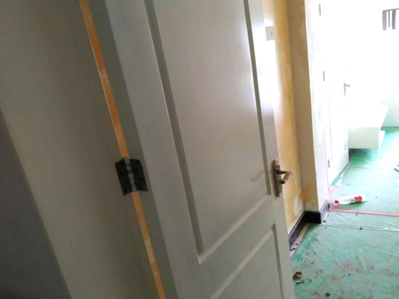 木門打磨翻新：1、卸下把手等裝飾品：把木門上面的把手等裝飾品都卸下來，防止下一步作業(yè)時劃傷手，也有利于均勻涂刷木門油漆。 2、打磨：用粗砂紙把需要刷油漆的地方都打磨一遍，注意轉角的地方不要打磨的太厲害，保持木門原來的形狀。用布沾水，弄成半濕狀，把剛打磨完的木門上的粉末都擦干凈。拿細砂紙再重新打磨一遍，同樣要注意轉角處。再用沾水布把粉末清理干凈。 3、刷木門油漆：取油漆、刷子，開油漆蓋。把刷子在油漆桶里沾一下，一次不要沾太多的漆。刷漆的規(guī)則是從上到下，從左到右。注意轉角及隱藏處也要刷上漆。