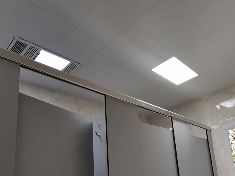 舊衛(wèi)生間裝修翻新：既然是舊衛(wèi)生間改造，那么面臨的就是將老舊的用料去除，重新選擇用料，其實(shí)這是一種浪費(fèi)。眾所周知，衛(wèi)生間是最長(zhǎng)接觸水源的地方，也是家居中最容易潮濕的場(chǎng)地，所以基本在做地板時(shí)，下層都會(huì)鋪設(shè)防水層，業(yè)主在重新鋪設(shè)地磚時(shí)，沒必要將原有的防水層去除，可以在原有防水層的基礎(chǔ)上加固，這樣將使防水更加的牢固。