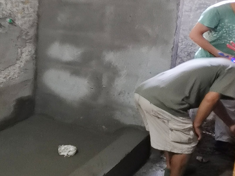 舊衛(wèi)生間裝修翻新：既然是舊衛(wèi)生間改造，那么面臨的就是將老舊的用料去除，重新選擇用料，其實(shí)這是一種浪費(fèi)。眾所周知，衛(wèi)生間是最長(zhǎng)接觸水源的地方，也是家居中最容易潮濕的場(chǎng)地，所以基本在做地板時(shí)，下層都會(huì)鋪設(shè)防水層，業(yè)主在重新鋪設(shè)地磚時(shí)，沒必要將原有的防水層去除，可以在原有防水層的基礎(chǔ)上加固，這樣將使防水更加的牢固。