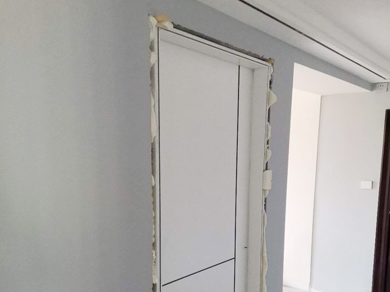 臥室木門安裝：首先要組裝門套。在上一個木門安裝步驟中我們已經(jīng)將木門的各個部件整理好了，所以此時只需要將門套與立板根據(jù)編號接合。接下來將門套安裝進門洞里。應(yīng)該先將門套的四周固定好，要注意門套是否與地面垂直，這時候的木門安裝標(biāo)準(zhǔn)是垂直誤差不可以超過2mm,水平誤差不允許超過1mm。然后就是安裝門扇了，密封條一定要做好。最后是安裝五金，包括門鎖、合頁、門吸等，一定要確保靈活、牢固。