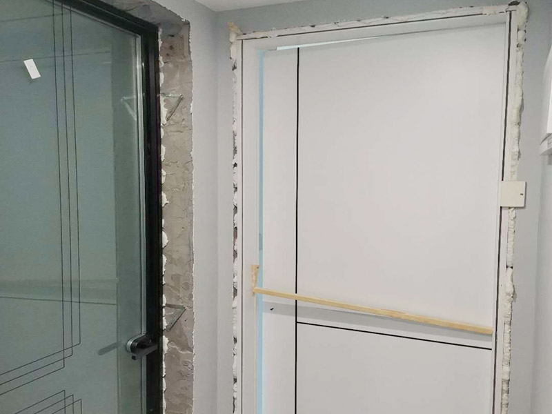 臥室木門安裝：首先要組裝門套。在上一個木門安裝步驟中我們已經(jīng)將木門的各個部件整理好了，所以此時只需要將門套與立板根據(jù)編號接合。接下來將門套安裝進門洞里。應(yīng)該先將門套的四周固定好，要注意門套是否與地面垂直，這時候的木門安裝標(biāo)準(zhǔn)是垂直誤差不可以超過2mm,水平誤差不允許超過1mm。然后就是安裝門扇了，密封條一定要做好。最后是安裝五金，包括門鎖、合頁、門吸等，一定要確保靈活、牢固。