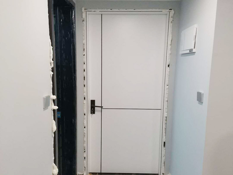 臥室木門安裝：首先要組裝門套。在上一個木門安裝步驟中我們已經(jīng)將木門的各個部件整理好了，所以此時只需要將門套與立板根據(jù)編號接合。接下來將門套安裝進門洞里。應(yīng)該先將門套的四周固定好，要注意門套是否與地面垂直，這時候的木門安裝標(biāo)準(zhǔn)是垂直誤差不可以超過2mm,水平誤差不允許超過1mm。然后就是安裝門扇了，密封條一定要做好。最后是安裝五金，包括門鎖、合頁、門吸等，一定要確保靈活、牢固。