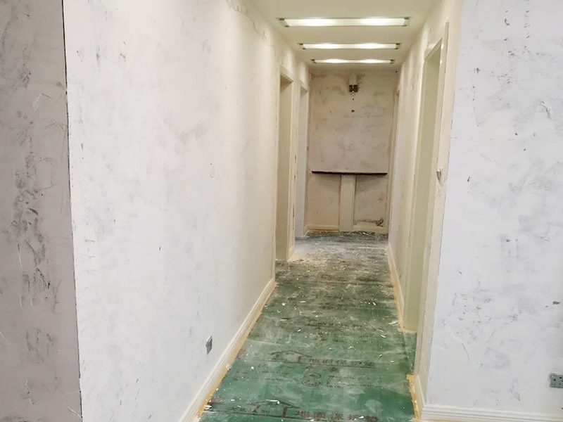 全屋墻面鏟除翻新：首先用水將墻面浸濕，這樣在鏟除墻面時(shí)比較省力，墻面必須要鏟到露出水泥砂漿面。然后是涂刷界面劑，一定要全部都刷到而且要均勻。墻面的裂縫通常都是用牛皮紙帶及白乳膠來(lái)貼住，但不能保證它能百分百不再開(kāi)裂。 2、 如果墻面凹凸不平，那么就需要用石膏來(lái)找平，誤差最好不要超過(guò)0.5公分。非承重墻一般都是需要貼布的，所以最好選擇質(zhì)地好的墻布和白乳膠，有條件的話可以使用網(wǎng)格布，對(duì)于防裂效果會(huì)更好。 3、 在挑選膩?zhàn)訒r(shí)應(yīng)該選顆粒細(xì)度高及質(zhì)地較硬的，或是把白乳膠添加到膩?zhàn)又刑岣吣佔(zhàn)拥挠捕?。打磨墻面要選用細(xì)砂紙，砂紙如果過(guò)粗會(huì)在墻面上留下很深的砂痕，就算是刷漆也沒(méi)辦法遮蓋住。墻面打磨之后要清掃一遍，否則粉塵過(guò)多會(huì)影響到漆的附著力。 4、 墻面在刷底漆時(shí)，一定要把每個(gè)地方都刷到并且要均勻。刷底漆要使用質(zhì)地好滾筒，以免影響到底漆涂刷的效果。在膩?zhàn)哟蚰ブ螅瑝γ娑紩?huì)留下一些比較難看的坑眼，特別是在刷漆后非常明顯，所以需要找補(bǔ)。在找補(bǔ)時(shí)一定要打磨平整，為了避免出現(xiàn)色差坑眼在底漆里多加一點(diǎn)水再涂刷。