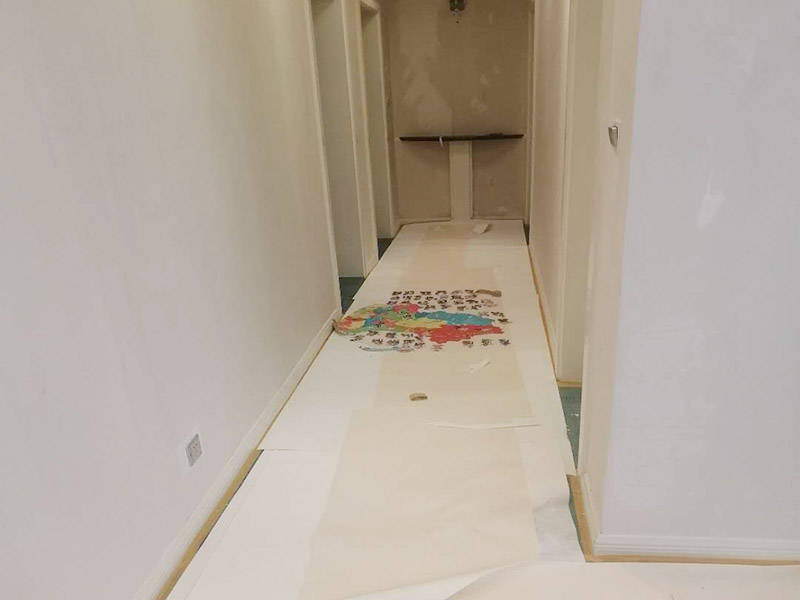 全屋舊墻紙撕除案例：1：在墻面頂部選一塊不顯眼的角落，用美工刀的刀尖將墻紙掀起。2：盡量貼近墻面，捏住墻紙的一角，試著將其從墻面上揭下。朝著自己的方向?qū)垊冸x墻面，這樣更容易揭下墻紙。 用美工刀、剃刀片或墻紙刮刀(一種專用工具，在墻紙店可以買到)，沿水平方向?qū)⑴f墻紙割開，讓溫肥皂水或墻紙剝除劑滲到墻紙的后面，軟化粘合劑，然后就可以從石膏墻上撕除或刮除墻紙了。如要噴涂墻紙剝除劑，需戴上粉刷工面罩，以免吸入化學(xué)氣體。